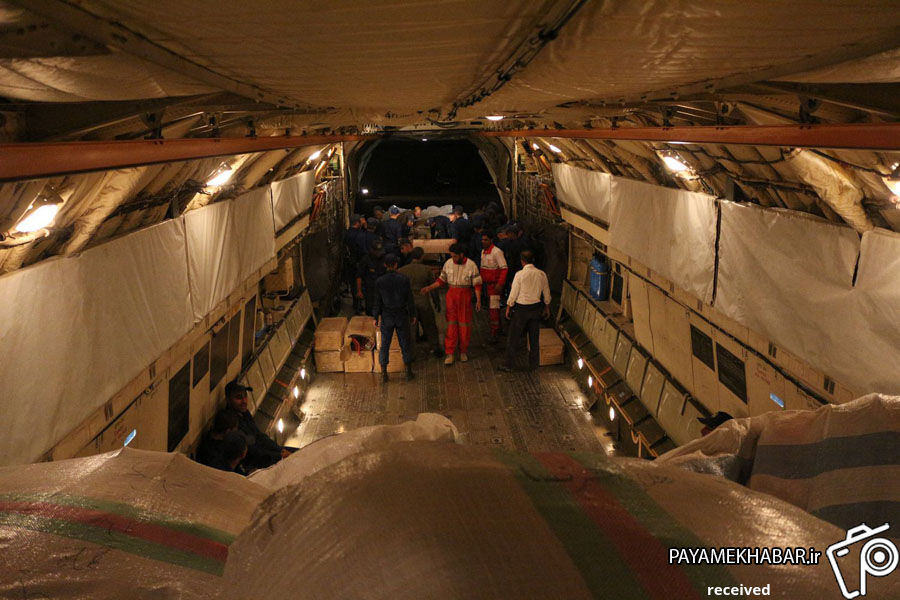 گزارش تصویری| بارگیری محموله امدادی برای سیل زدگان خوزستان در پایگاه هوایی شهید دوران شیراز