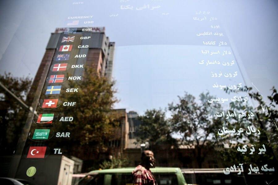 خاموشی بازار ارز؛ چشم معامله گران به عمان است