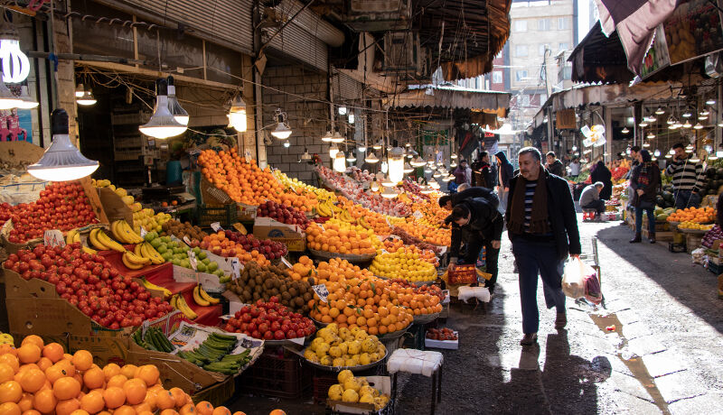 استقبال مردم برای خرید میوه‌های دست‌دوم در بازار شیراز/ دورریزهایی که لاکچری شدند