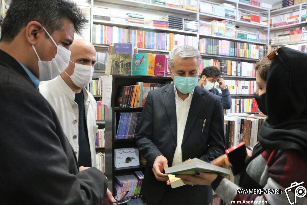گزارش تصویری| بازدید از کتابفروشی شهر کتاب شیراز