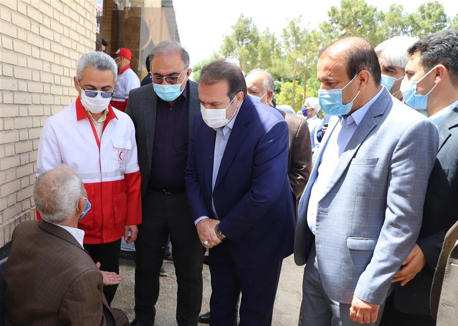 راه اندازی مرکز واکسیناسیون خودرویی در شیراز برای سالمندان