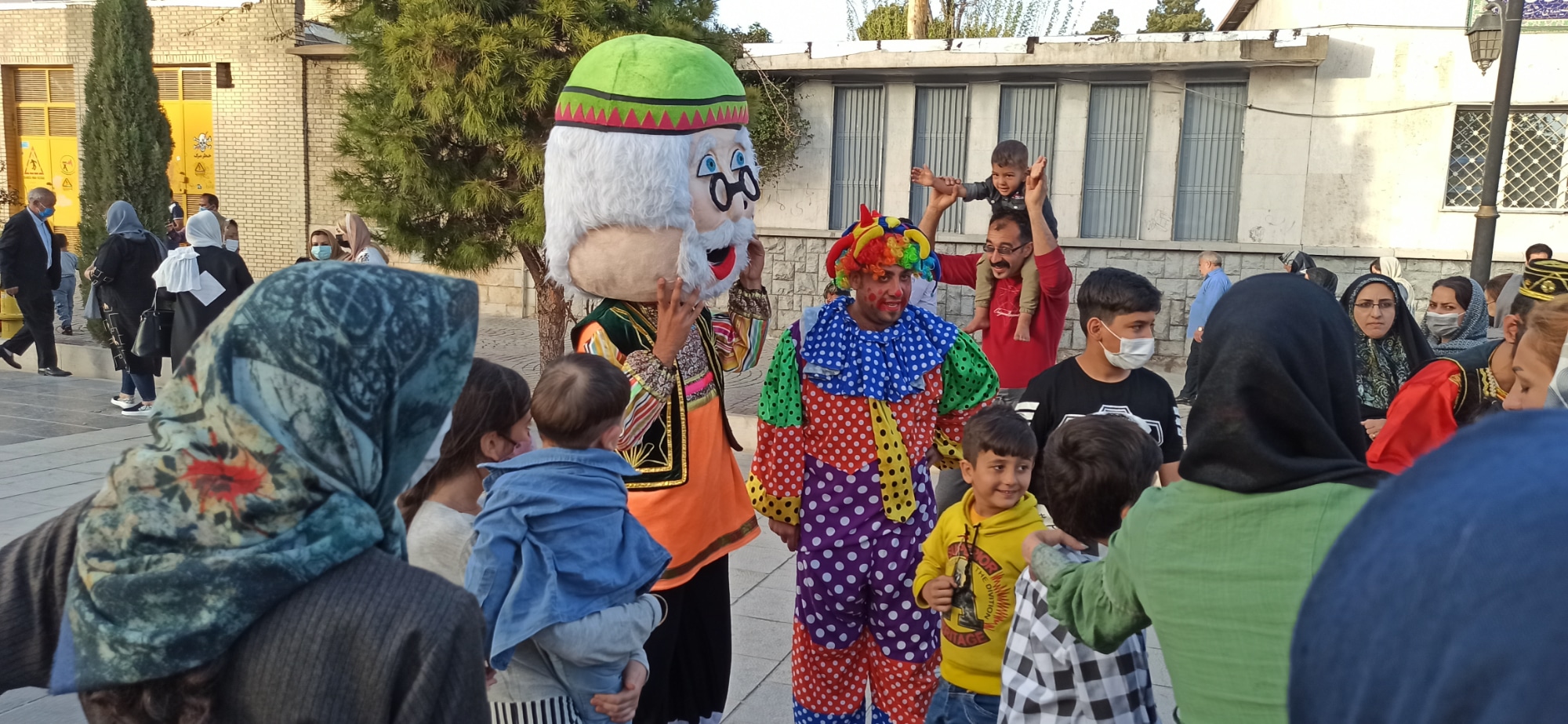 نمایش کودکانه خیابانی در ایام نوروز در شیراز اجرا کرد