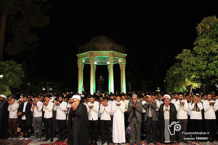 گزارش تصویری| اقامه نماز جماعت در حافظیه شیراز