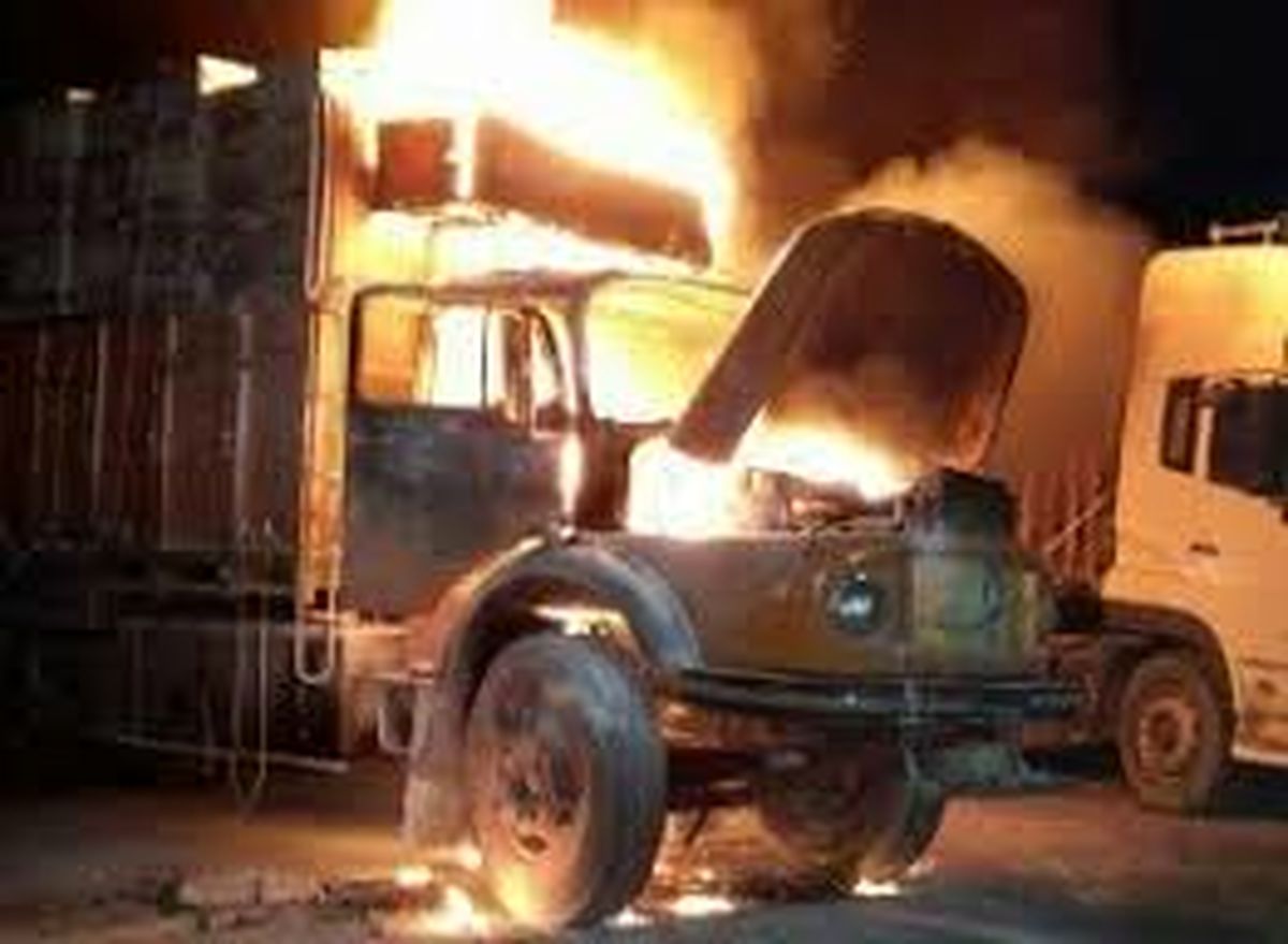 سرقتی عجیب و خطرناک/ دزدان کامیون را برای سرقت آهن آتش زدند