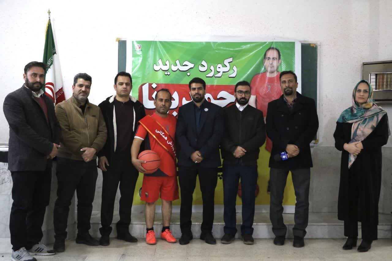 ورزشکار استان فارسی رکورد روپایی با توپ بسکتبال را شکست 