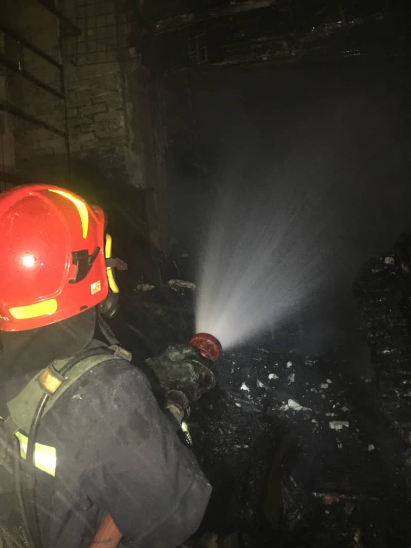 آتش سوزی در مجتمع مسکونی به دلیل رها کردن ذغال روشن در بالکن