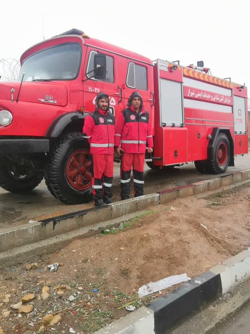 آماده باش آتش نشانی در پی بارش باران/ استقرار و گشت زنی خودروهای آتش نشانی در یازده منطقه