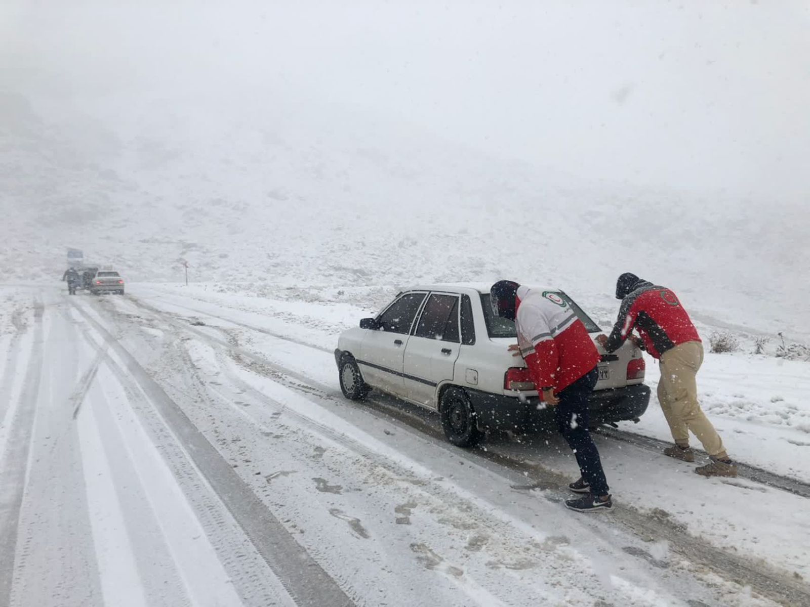 امدادرسانی به 68 مسافر برف گیر در محورهای مواصلاتی سپیدان