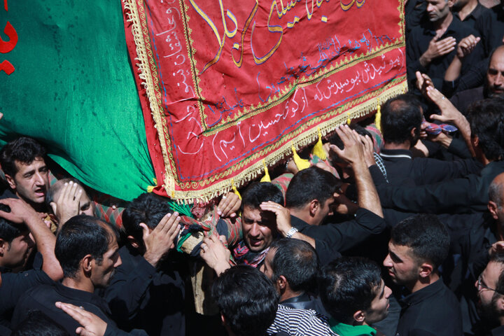 آئین های محلی - عزاداری امام حسین (ع) - نخل گردانی در سمنان