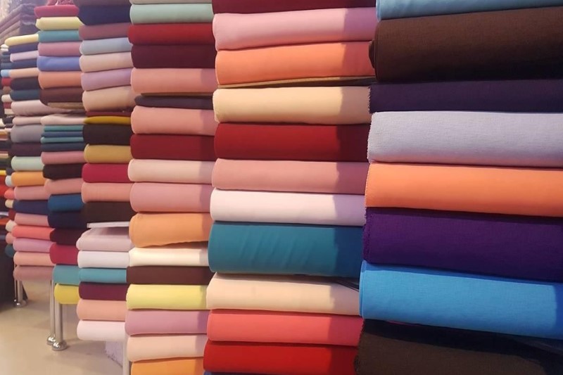 کشف بیش از 100 طاقه پارچه قاچاق در یک منزل مسکونی