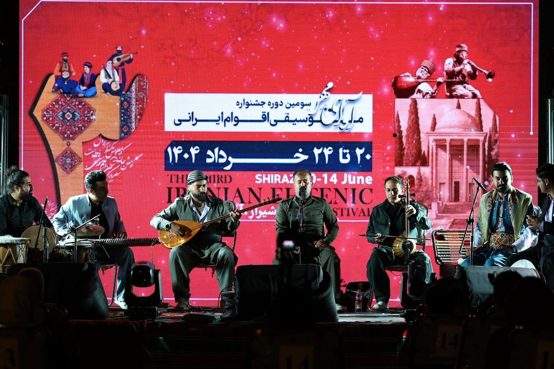 اولین شب از سومین جشنواره موسیقی اقوام ایرانی در آرامگاه سعدی شیرازی، اجرا شد