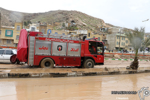 تلاش بی وقفه آتش نشانان شیرازی برای امداد رسانی در بارندگی