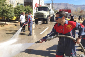 گزارش تصویری| شستشوی خیابان های سیل زده شیراز توسط آتش نشانی