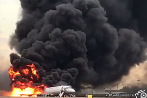 گزارش تصویری| آتش گرفتن هواپیمای مسافربری در روسیه