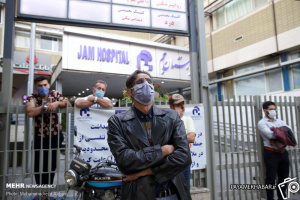 گزارش تصویری / تجمع هواداران استاد محمدرضا شجریان در مقابل بیمارستان جم