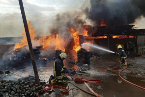 آتش‌سوزی گسترده انبار ضایعات در شیراز