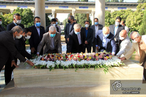 گزارش تصویری| گلباران آرامگاه حافظ شیرازی