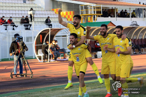 گزارش تصویری| بازی تیم های فجر سپاسی شیراز - تراکتورسازی تبریز
