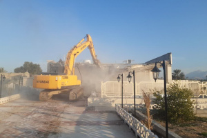 ساختمان دیوار کشی های غیر مجاز 300 قطعه باغ شهر در شیراز تخریب شد
