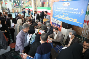 برپایی میز خدمت شهرداری شیراز در مصلی نماز جمعه شهرک‌های شمال غرب 