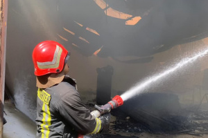 اطفاء آتش سوزی گسترده در کارگاه مبل سازی در سلطان آباد