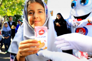 توزیع رایگان شیر در برخی مدارس شیراز و منطقه ارژن توسط رامک آغاز شد