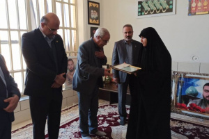 مدیر مخابرات منطقه فارس با خانواده معظم شهید «محمد جهانگیری» دیدار کرد