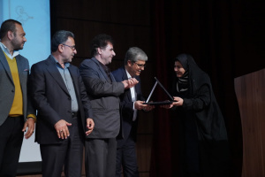 نخستین نشان رادیانس کشور به مدیرعامل شرکت پتروشیمی شیراز اهدا شد