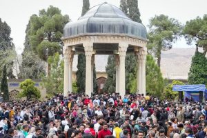 میزبانی حافظیه از 30 هزار نفر از مسافران نوروزی و مردم شیراز در مراسم تحویل سال