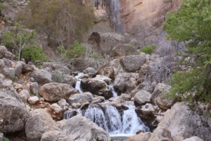 بلند ترین آبشار فصلی خاورمیانه در نی ریز پذیرای مسافران نوروزی شد