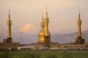 اجرای برنامه های کمیته امداد خراسان رضوی با شعار محوری «امام، امیدو اقتدار»؛ توزیع بسته های معیشتی و اعزام مددجویان به مرقد امام راحل (ره)