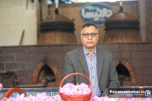 شست و شوی خانه خدا و آستان های مقدس حسینی و رضوی با گلاب میمند؛ گلابگیری گردشگران در مجموعه بومگردی دونیسا