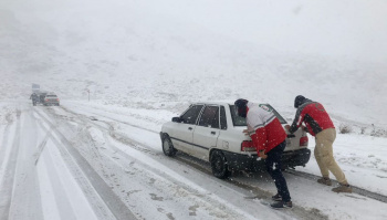 امدادرسانی به ۶۸ مسافر برف گیر در محورهای مواصلاتی سپیدان