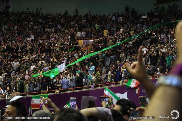تجمع هواداران روحانی در ورزشگاه ۱۲ هزار نفری آزادی