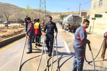شستشوی خیابان های سیل زده شیراز توسط آتش نشانی