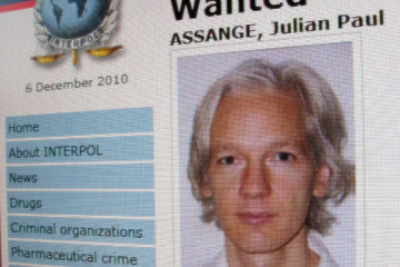 دستگیری جولیان آسانژ توسط پلیس لندن‎