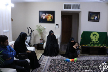 دیدار مسئولین مرکز ادیان آستان قدس رضوی با خانواده