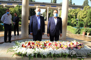 گلباران آرامگاه حافظ شیرازی