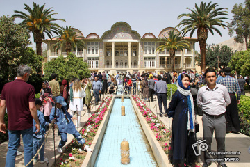 مهمانان نوروزی در باغ ارم شیراز