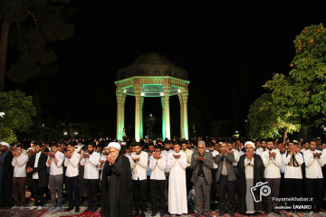 اقامه نماز جماعت در حافظیه شیراز