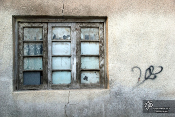 داستان کوچه و پنجره های قدیمی - دیوار نوشته