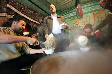 آئین های محلی - عزاداری امام حسین (ع) - شله پزان در مشهد
