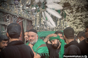 علم برداری عزاداران حسینیه اوین معروف به حسینیه سادات درکه