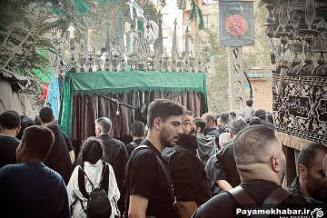 علم برداری عزاداران حسینیه اوین معروف به حسینیه سادات درکه