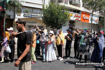 مراسم عزاداری روز عاشورا در شیراز - گردشگران چینی در حال تماشای عزاداری