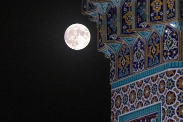 بزرگترین ماه کامل سال 1402 در حرم مطهر رضوی