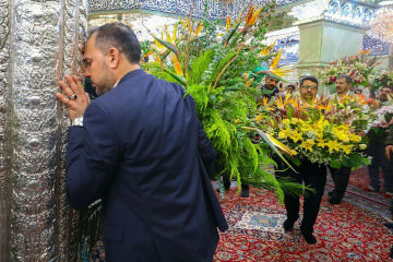گل آرایی حرم مطهر امام حسین (ع) به مناسبت میلاد حضرت امیرالمومنین علی (ع)