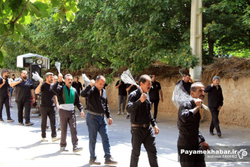 عزادارای هیئت قصردشتی ها در کوچه باغ های قصردشت شیراز در روز عاشورا