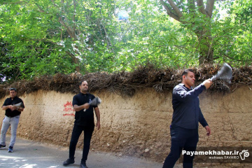 عزادارای هیئت قصردشتی ها در کوچه باغ های قصردشت شیراز در روز عاشورا
