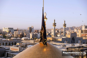 تعویض پرچم حرم مطهر حضرت امام رضا (ع)